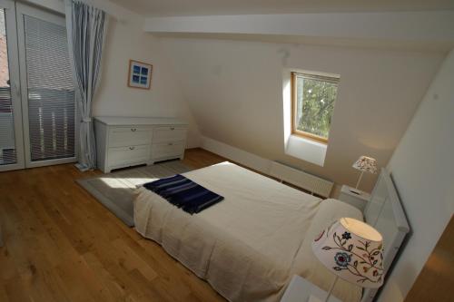 博维茨Chalet Alpina的一间卧室设有一张大床和一个窗户。