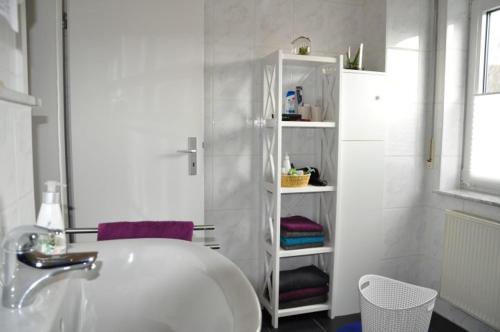 汉恩明登Bramwaldblick的白色的浴室设有水槽和架子