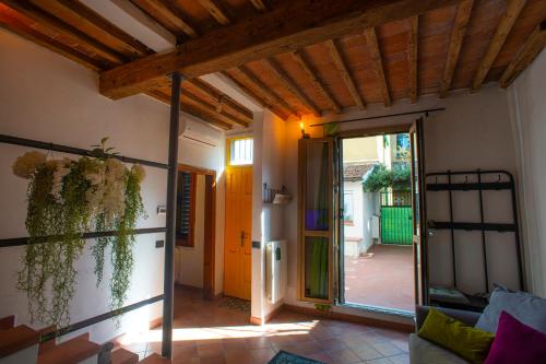 佛罗伦萨Silvia in S.Reparata的客厅设有通往庭院的开放式门。