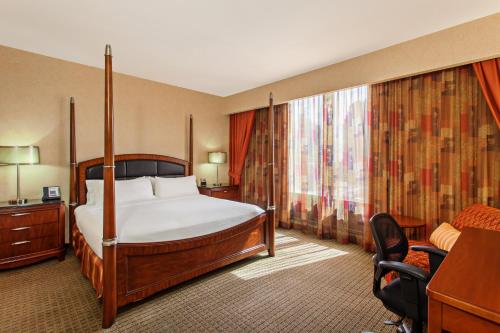 萨克拉门托市中心区假日酒店客房内的一张或多张床位