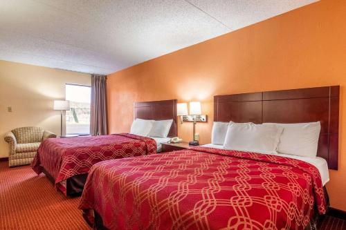 Rocky TopEcono Lodge的酒店客房设有两张床和窗户。