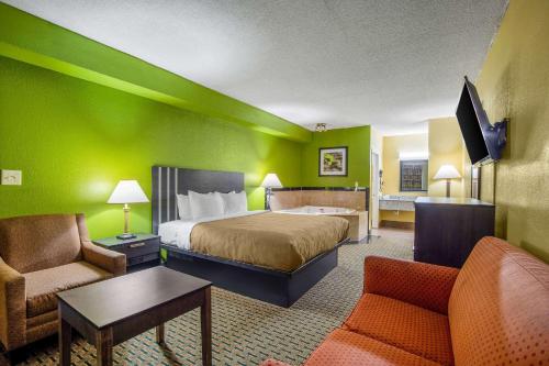 西哥伦比亚Quality Inn West Columbia - Cayce的酒店客房,配有床和沙发