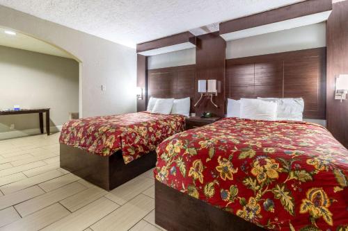 Rodeway Inn & Suites Houston near Medical Center客房内的一张或多张床位