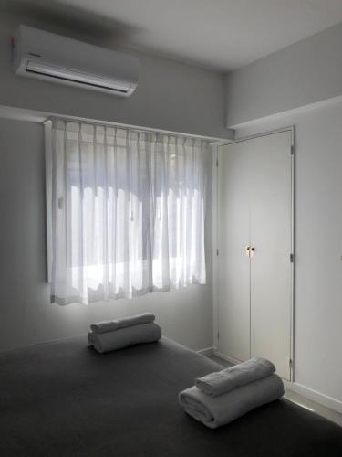 布宜诺斯艾利斯RECOLETOS PREMIUM STUDIO - BUENOS AIRES的卧室配有带2个枕头的窗户。