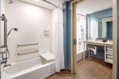 Cambria Hotel & Suites Anaheim Resort Area的一间浴室
