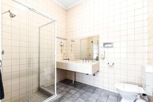 墨尔本格林波罗康福特茵酒店的一间带水槽、淋浴和卫生间的浴室