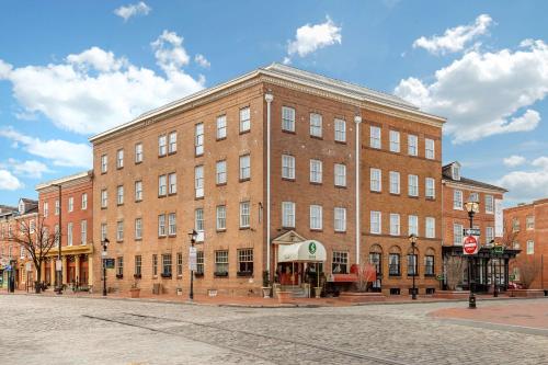巴尔的摩Admiral Fell Inn Baltimore Harbor, Ascend Hotel Collection的城市街道上一座大型砖砌建筑