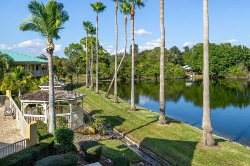 布雷登顿Quality Inn Bradenton North I-75的享有棕榈树湖泊和凉亭的景色