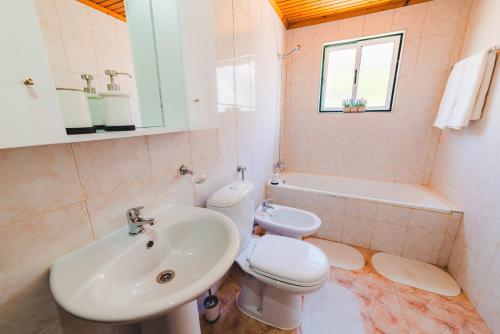奥尔塔Genuino House的白色的浴室设有水槽和卫生间。