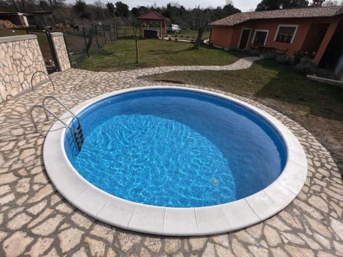 巴尔巴里加Attractive Holiday Home with Pool bubble bath Patio Courtyard的院子里的大型蓝色游泳池