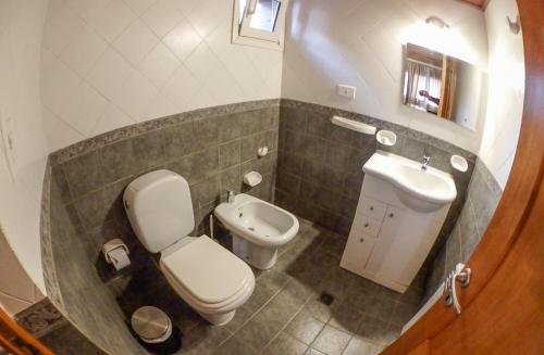 科帕韦Aldea Termal的一间带卫生间和水槽的小浴室