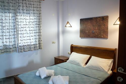 兹拉马Varvara Lake Dramatown Studio的一间卧室配有一张床,上面有两条毛巾