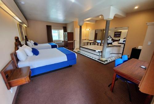 北好莱坞克罗尼茵宾馆的配有床和镜子的大房间
