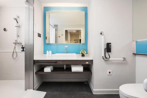 佛山佛山禅城智选假日酒店的一间带水槽和镜子的浴室