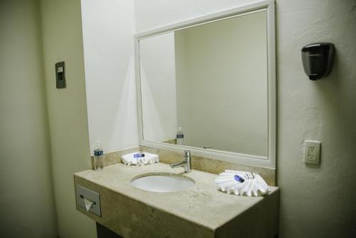 马德罗城Hotel Tres Soles的一间带水槽和大镜子的浴室