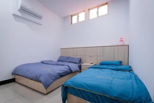 北竿一九六民宿的一间卧室配有两张蓝色床单