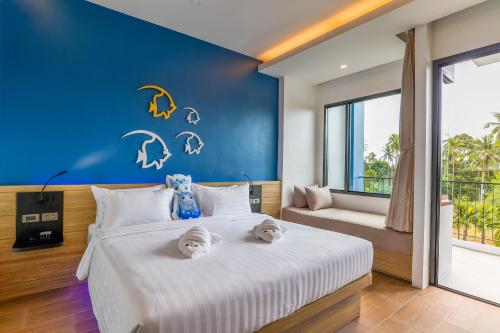奥南海滩Anda Sea Tales Resort-SHA Plus的一间卧室设有一张蓝色墙壁的大床
