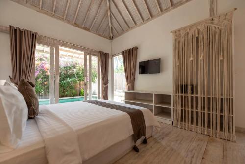 吉利特拉旺安艾德尼亚别墅的一间卧室设有一张大床和一个大窗户