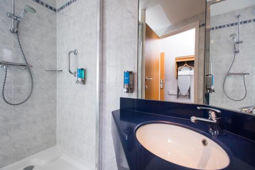 曼彻斯特快捷假日曼切斯特东区酒店的一间带水槽和淋浴的浴室