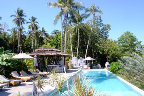 阁遥岛Awana Villa Resort Yaonoi - SHA Extra Plus的一个带躺椅的游泳池,棕榈树