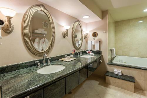 托雷翁皇冠假日酒店的一间浴室