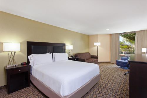 纽波特海滩纽波特海滩智选假日酒店的一间带大床的卧室和一间客厅