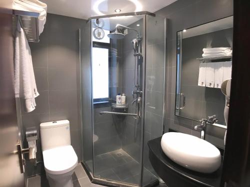 广州广州奥达琶洲国际会展中心店的一间带卫生间和玻璃淋浴间的浴室