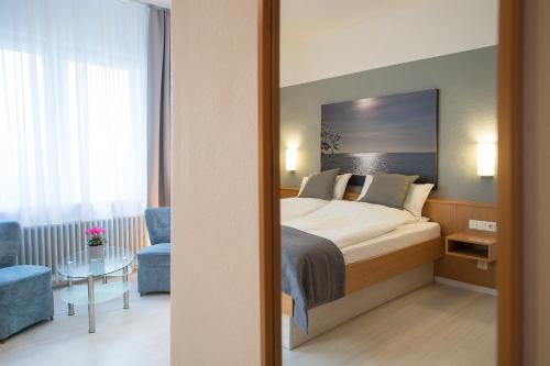 威廉港凯尔酒店的酒店客房配有一张床铺和一张桌子。