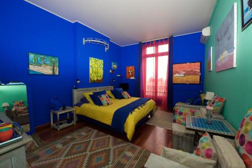 耶尔丽晶住宿加早餐旅馆的蓝色的卧室配有床和沙发
