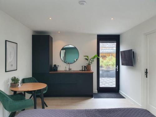 登堡Studio Smidt的客房设有水槽、桌子和镜子