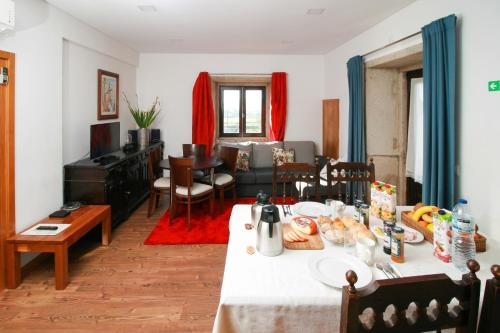 维亚纳堡迪亚斯酒店的厨房以及带桌椅的起居室。