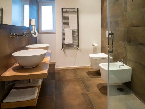 西维尔诺瓦·马尔凯Hotel Dimorae Rooms and Suites - Apartments的浴室设有2个卫生间和水槽