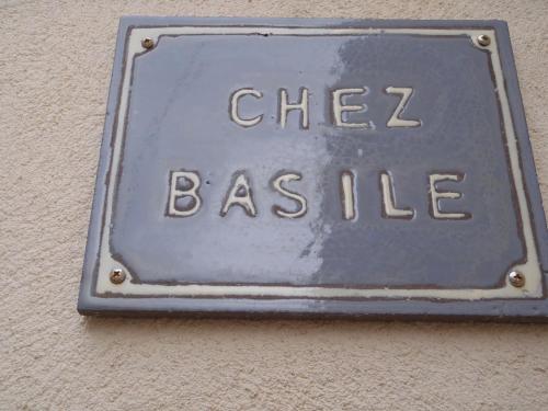 博尼约Provence Luberon Bonnieux Location Gite Chez Basile的建筑物一侧的金属标志