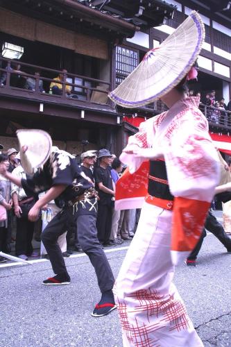 Yatsuo民泊コスモス的一群人在游行中跳舞