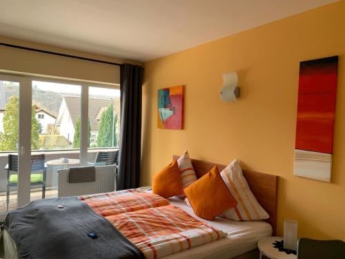 Rheinbrohl叶嘉霍夫酒店的一间卧室设有一张床和一个大窗户