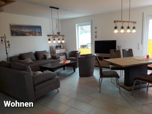 佩讷明德Haus Am Peenestrom的客厅配有沙发和桌子