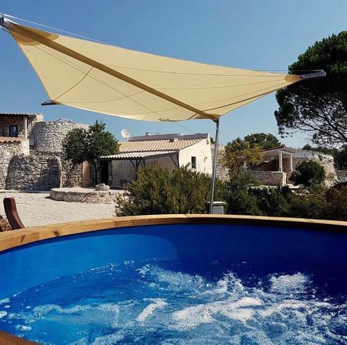 萨尔维Feudo Frammasi Bracchio的大型黄色遮阳伞和蓝色游泳池