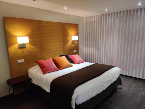阿姆博斯多迈纳德阿赫贝尔酒店的酒店客房配有一张带彩色枕头的大床