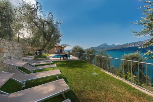 布雷佐内加尔达Agricampeggio Relax (Campsite)的一个带长椅的花园,享有水景