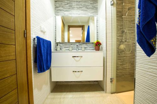 伊米乌阿达尔Luxury Beach Apartment - Romantic Weekend Getaway的一间带水槽和镜子的浴室