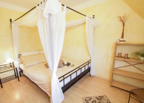 希尔克道夫Haus OstseeLicht的一间卧室配有一张带天蓬的床
