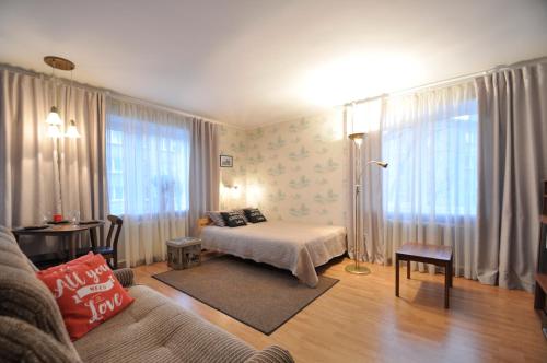 纳尔瓦Grafovi Apartments的客厅配有床和沙发