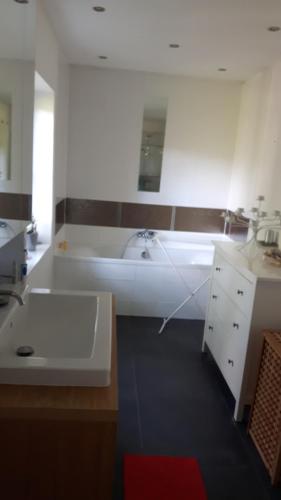 柏林ruhiges Zimmer in Pankow的白色的浴室设有浴缸和水槽。