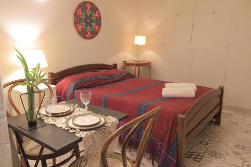 圣萨尔瓦多德朱Loft para 2 personas的酒店客房配有一张床、一张桌子和一张桌子。