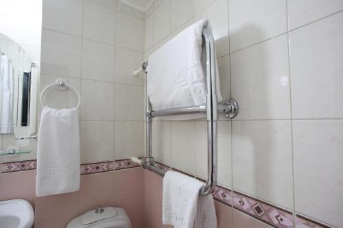 阿拉木图讹答剌酒店的带淋浴、卫生间和盥洗盆的浴室