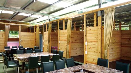 尖石乡水田私房农园的用餐室设有木墙和桌椅