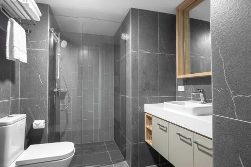 悉尼曼特拉肯特酒店的一间带卫生间和水槽的浴室