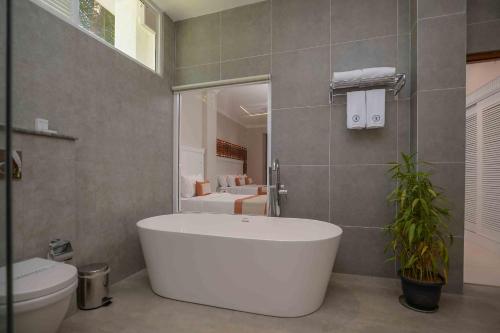 康提Kandy Hills的浴室配有白色浴缸和卫生间。