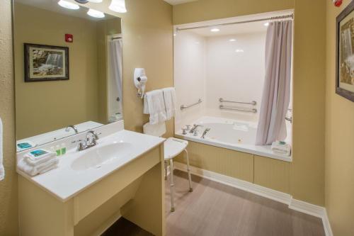 PapinHoliday Inn Club Vacations Timber Creek Resort at De Soto的浴室配有盥洗盆和浴缸。