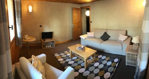 蒂涅Chalet Le Cordava的客厅配有沙发和桌子